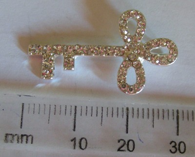 30mm Diamante Key Pendant (each)